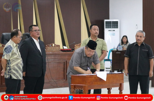Wali Kota dan Wakil Wali Kota Gunungsitoli  saat menghadiri penandatanganan Nota Kesepakatan KUA-PPAS APBD Kota Gunungsitoli Tahun Anggaran 2026 (foto: Diskominfo)