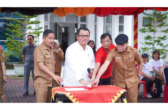 Wali Kota Gunungsitoli, Sowa’a Laoli, saat meresmikan aplikasi "SMART KP PNS" (Foto: Pemko Gunungsitoli)