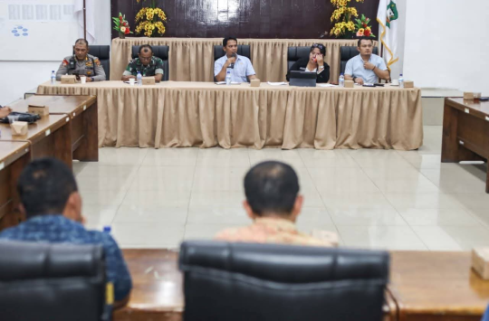 Pemko Pematangsiantar dan unsur terkait saat melaksanakan rapat teknis  rencana perobohan Gedung IV Pasar Horas.