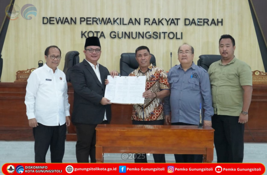 Wali Kota Gunungsitoli, Sowa’a Laoli, saat menyampaikan penjelasan umum mengenai Rancangan Perubahan terhadap KUA‑PPAS, Perubahan APBD Tahun Anggaran 2025. (Foto : Pemko Gunungsitoli)