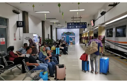Para pemudik yang menggunakan alat transportasi Kereta Api