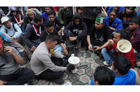 Kapolres Cirebon Kota, AKBP Eko Iskandar, menunjukkan pendekatan humanis saat turun langsung menghadapi aksi unjuk rasa