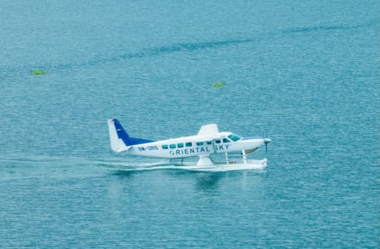 Pesawat amfibi (seaplane) di Danau Toba