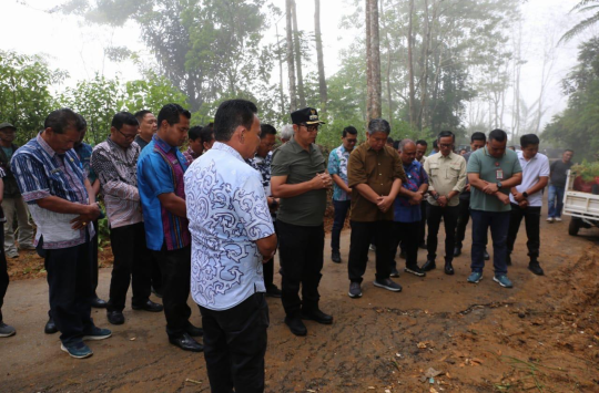 Bupati JTP Hutabarat, Wakil Bupati Deni Lumbantoruan, beserta Rombongan berdoa dulu sebelum menanam pohon di Salb Kasih, Kamis (10/04/2025 (foto: Loksa Situmeang/ Kabarnas.com)