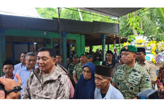 Menhan RI Sjafrie Sjamsoeddin dan rombongan saat dirumah duka Kopda (Anumerta) Amin Nurohman (foto; Pendam IV/Dip)