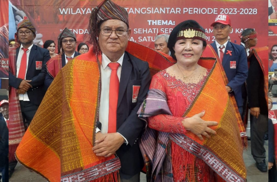 Ketua PSBI Wilayah Pematangsiantar Drs. Lesmon Simbolon, MM, bersama istri saat diulosi oleh Tulang Limbong. (Foto:Istimewa)