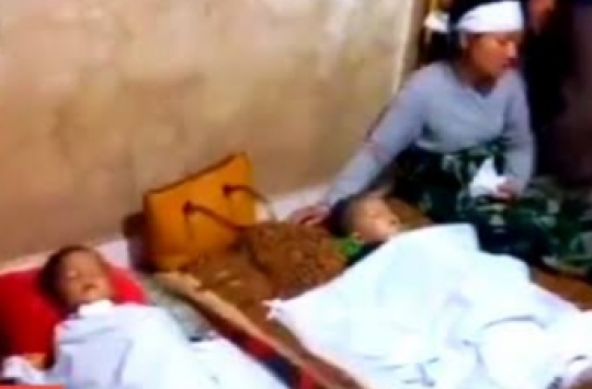 Orang tua korban menangis jenazah dua anaknya