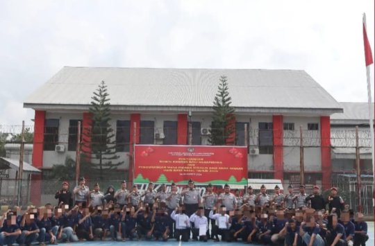 Kalapas Raymon Andika Girsang Foto bersama dengan Petugas Lapas dan WBP usai memberikan Remisi Natal 2024 (foto Humas Lapada Langkat)
