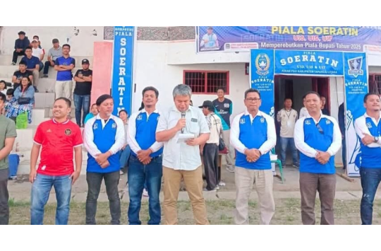 Wabup Taput, Deni P. Lumbantoruan saat menutup pertandingan Soeratin Cup kategori U‑13, U‑15, dan U‑17 di Lapangan Mini Serbaguna Tarutung .