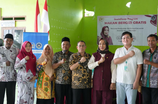 Anggota Komisi IX DPR RI Eko Kurnia Ningsih, Analis Kebijakan Madya SDM BGN Mochamad Halim, dan Camat Pinang Raya Soeni berdialog dengan warga Desa Tanah Tinggi dalam sosialisasi Program Makan Bergizi Gratis di Bengkulu Utara, Minggu (27/7/2025).