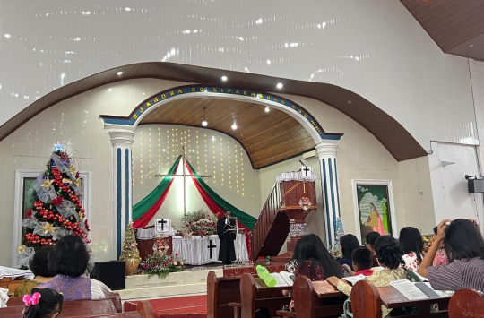 Pdt Herbin Purba S.Th, M.Th saat memimpin acara Perjamuan Kudus.