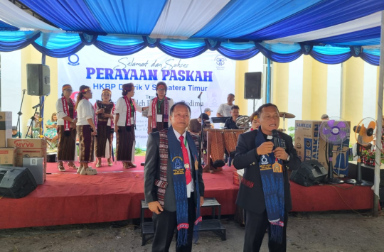 St.Drs. Risbon Sinaga, MM dan Pdt. Herbin Marulitua Purba, M.Th memandu acara Perayaan Paskah yang digelar oleh HKBP Distrik V Sumatera Timur di HKBP Tapian Nauli pada Minggu 18 Mei 2025. (Foto: Kabarnas.com