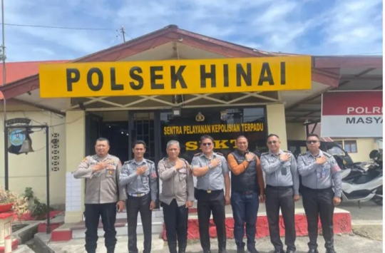 Kalapas Pemuda Langkat, Kenal Purba (tengah), bersama jajaran saat bersilaturahmi ke Polsek Hinai, Camat Hinai, dan BNNK Langkat sebagai bentuk komitmen memperkuat sinergitas antar instansi. (Foto: Humas Lapada Langkat)