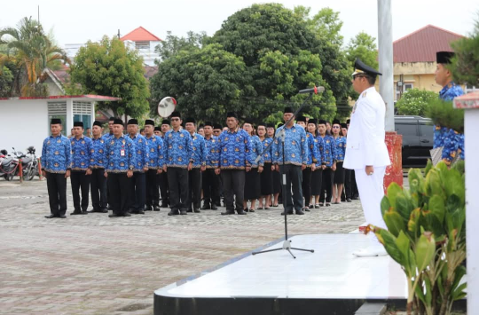 JTP Hutabarat, sebagai inspektur upacara peringatan Hari Otonomi Daerah ke-29 di halaman Kantor Bupati, Jumat 25/ April 2025.