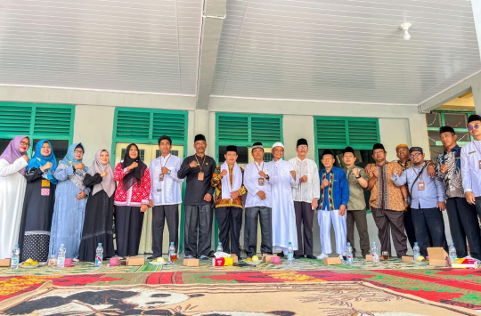 Herlina,  pengurus yayasan, para guru, dan penceramah foto bersamausai acara peringatan Maulid Nabi Muhammad SAW 1447 Hijriah  (foto: diskominfoP.siantar)