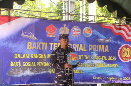 TNI AL gelar bersih bersih di Arsenal, Batuporon, Bangkalan (foto: Dispen AL)