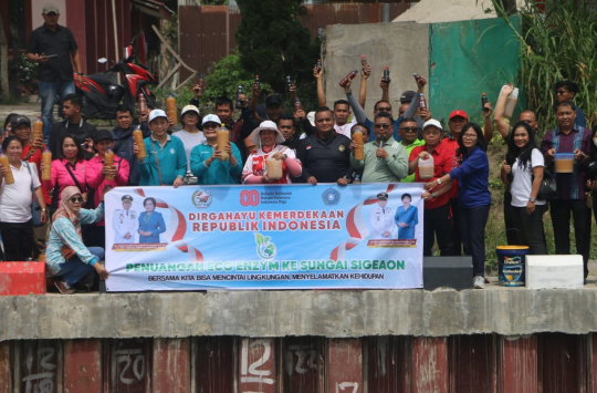 TP PKK Kabupaten Tapanuli Utara menggelar aksi peduli lingkungan dengan menaburkan 700 liter eco enzym ke Sungai Sigeaon
