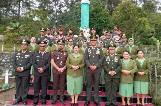 Usai upacara Ziarah Nasional, Dandim 0210/Tapanuli Utara (TU), Letkol Kav Ronald Tampubolon, foto bersama peserta ziarah (foto: Pendim 0210/TU)