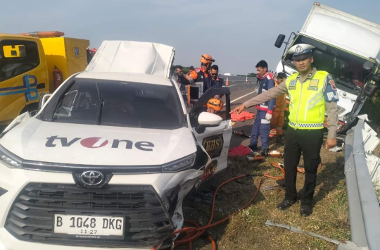 Polisi mengevakuasi mobil kru TV One yang kecelakaan di Tol Jakarta -Pemalang