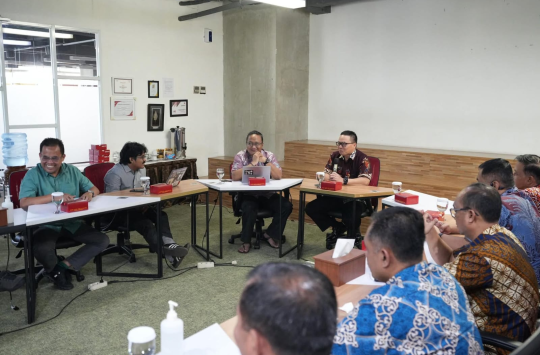 Kepala Biro Infohan, Brigjen TNI Frega Wenas Inkiriwang saat berkunjung ke kantor redaksi Tempo