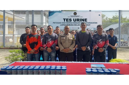 Petugas dan WBP Lapas Pemuda Langkat sat melakukan tes urin. ( foto: humas lapada langkat)