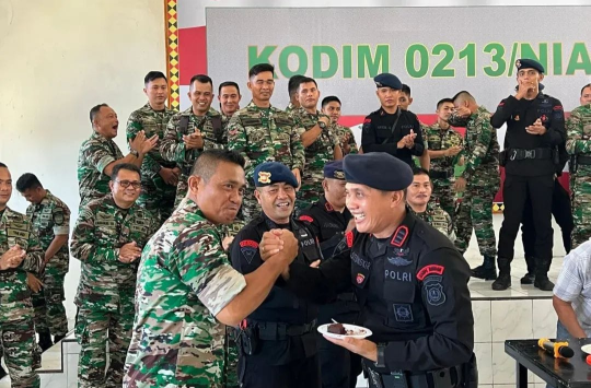 Komandan Kompi 4, AKP Sanro Situngkir mendatangi  Makodim 0213 Nias  untuk mengucapkan selamat HUT TNI ke 80. (foto; Sat Brimob Sumut)