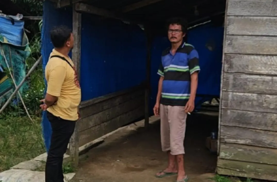 Anggota polisi dari Polsek Tanah Jawa dan perangkat desa mendatangi salah satu kedai yang ditengarai tempat judi