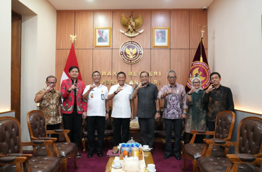 Wamenhan RI, Donny Ermawan Taufanto, menyambut kunjungan delegasi KIP yang dipimpin oleh Ketua KIP, Donny Yoesgiantoro (Foto: Kemenhan)