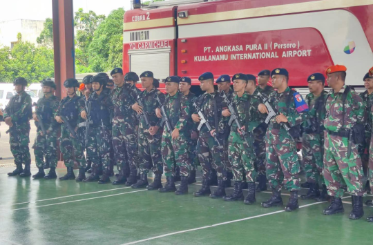 Personil TNI AU Lanud Lanud Soewondo, bersiaga di Bandara Kualanamu akibat adanya ancaman bom pada pesawat Saudia Airlines SV‑5688 , Sabtu 21 Juni 2025. (Foto: Dispen AU)
