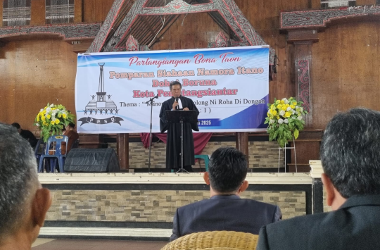 Pdt, DR. Robert Siahaan, S.Th menyampaikan renungan pada pesta Bona Taon PPNI Kota Pematangsiantar, Sabtu 22/03/2025