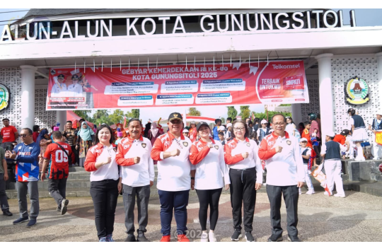 Wali Kota Sowa’a Laoli, S.E., M.Si, didampingi Wakil Wali Kota Martinus Lase, S.H, secara resmi membuka rangkaian kegiatan memperingati Hari Ulang Tahun ke-80. (Foto: Pemko Gunungsitoli)