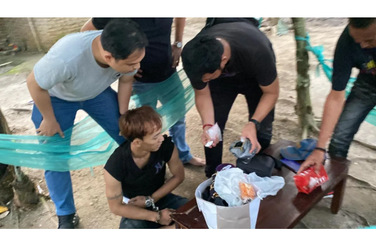 Sepasang kekasih saat diamankan Sat Narkoba Polres Simalungun ( Foto Istimewa)