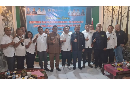 Pj. Sekda Taput, David Sipahutar, foto bersama pengurus baru PWI Bonapasogit periode 2025–2028