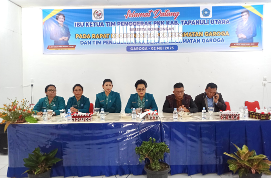 Ketua TP PKK Taput, Ny Neny Angelina JTP Hutabarat br Purba saat memimpin Rapat Koordinasi TP PKK se Kecamatan Garoga. (Foto: Loksa Situmeang/Kabarnas.com)