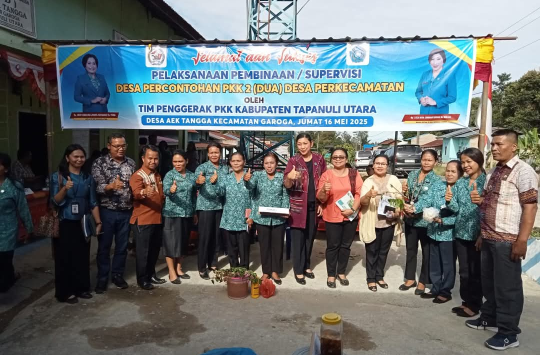 Ketua II TP PKK Taput, Ny. Lisa Deni Lumbantoruan br. Malau, saat menggelar kegiatan Pembinaan Desa Percontohan PKK  di Kec. Garoga (Foto: Istimewa)
