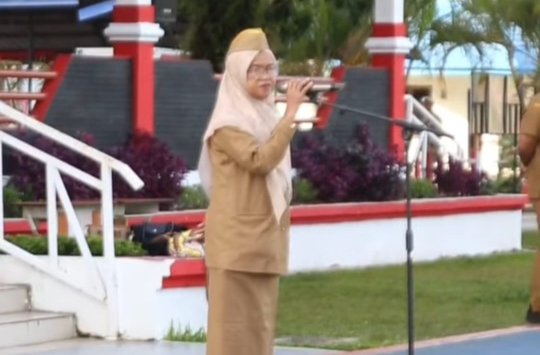 Plh. Sekdakab Tapteng,  Nurjalilah saat memimpin upacara Apel Pagi Gabungan ASN (foto: Diskominfo Tapteng)