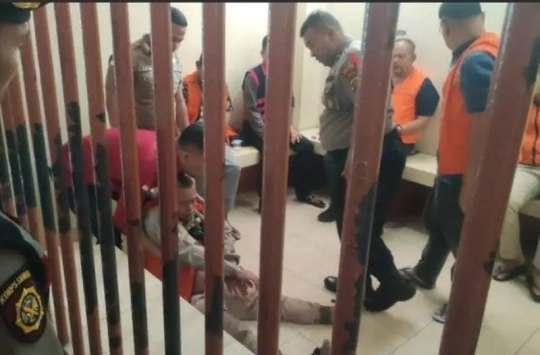 Bebas Ginting terjatuh saat hendak menuju ruang persidangan (Foto: Sib)