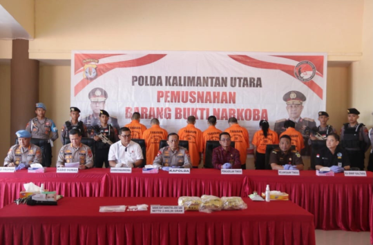 Konferensi Pers Polda Kaltara saat melaksanakan pemusnahan barang bukti narkoba jenis sabu seberat 2.660,86 gram pada Kamis (22/05/2025) di Selasar Gedung B Mapolda Kaltara.