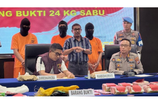 Kepala Bidang Humas Polda Sulawesi Tengah Komisaros Besar Djoko Wienartono, didampingi Direktur Reserse Narkoba Komisaris Besar Pribadi Sembiring (Dok. Humas Polda Sulteng)