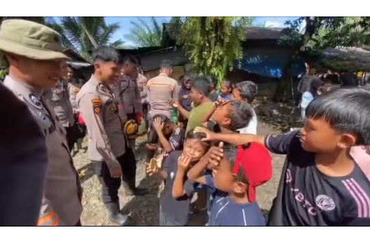 Polda Sumut Gelar Trauma Healing Anak Korban Banjir di Batang Toru