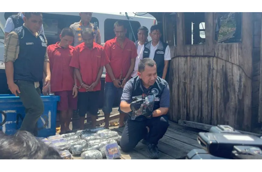 Direktur Reserse Narkoba Polda Sumut, Kombes Calvin Simanjuntak, menunjukkan barang bukti narkotika hasil pengungkapan 414 kasus dalam konferensi pers di Tanjungbalai, Selasa (24/6/2025)