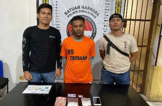 Pelaku inisial AE saat diamankan polisi