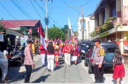 Polres Pematangsiantar mengerahkan personel untuk mengamankan jalannya Pawai Marching Band yang digelar oleh SMP RK Bintang Timur