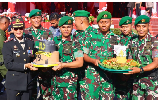 Suasana meriah ulang tahun  ke 79 Polri, Kapolres AKBP Sah Udur T.M. Sitinjak menerima kue dari personil TNI.