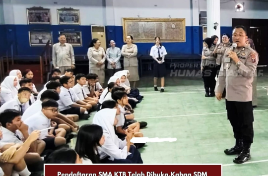 AKP Mara Lidang menyampaikan ajakan masukke SMA KTB kepada para siswa dan siswi SMP Sultan Agung (foto; humas Polres P.siantar)