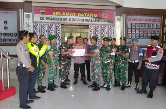 Wakapolres Simalungun, Kompol Edi Sukamto saat membawa kue ulang tahun “Dirgahayu TNI ke-80” ke Kodim 0207/Simalungun (foto: Pendim 0207/Sml)