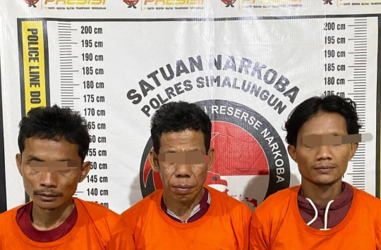 Ketiga tersangka pesta narkoba jenis sabu di sebuah rumah di Bandar Masilam telah diamankan di Mapolres Simalungun  (foto: Humas Polres Simalungun)