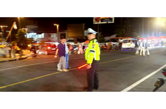 Polres Simalungun Intensifkan Pengaturan Lalu Lintas di Parapat, Arus Wisata Malam Tetap Lancar