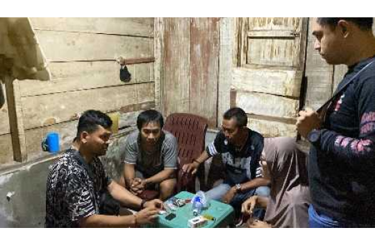 Yusuf Efendi saat diamankan dikediamannya disaksikan oleh kepling