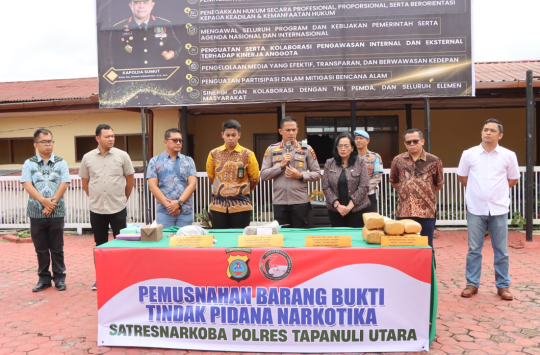 Kapolres Tapanuli Utara AKBP Ernis Sitinjak bersama jajaran, Kejaksaan, Pengadilan Negeri, dan Dinas Kesehatan menyaksikan pemusnahan barang bukti ganja kering seberat 8,5 Kg di halaman Mapolres Taput, Jumat (12/9/2025).(Foto:Loksa Situmeang/Kabarnas.id)